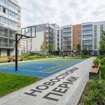 Покупка однокомнатной квартиры в новостройке Перми Courtyard_with_basketball_court_202606182243_4.jpeg