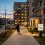 Покупка квартиры в Перми от застройщика без посредников Person_walking_toward_apartment_…_202606200924.jpeg