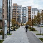 Покупка квартиры в новостройке Перми от застройщика с отделкой в ЖК Медовый с помощью семейной ипотеки Person_walking_toward_apartment_…_202606200924_6.jpeg